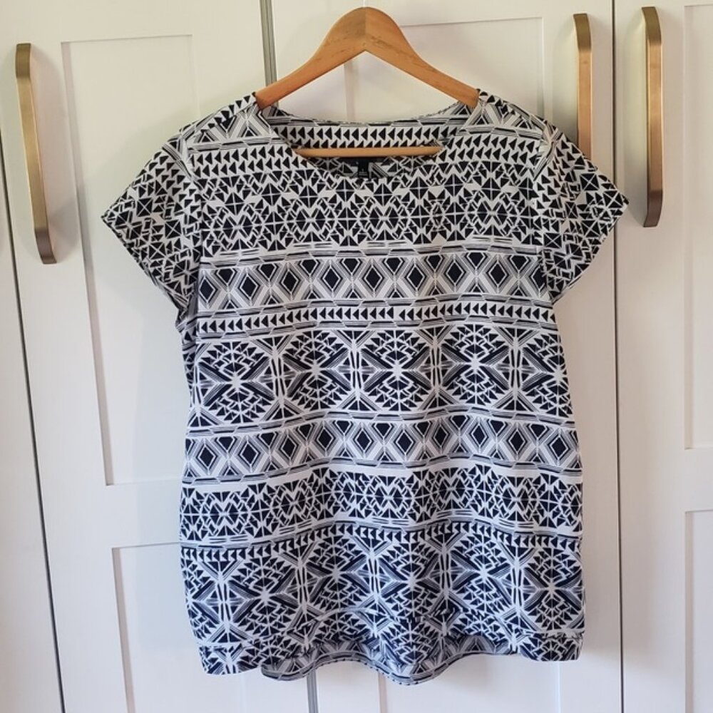 The Limited Black and White Geometric Short Sleeve Blouse